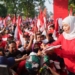 Khofifah bagikan bendera ke 30 ribu peserta jalan sehat Kota Mojokerto