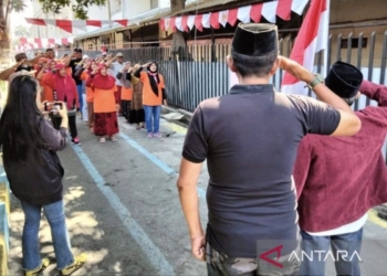 Pedagang PKL “Jalur Gaza” Surabaya gelar upacara peringati HUT ke-79 RI