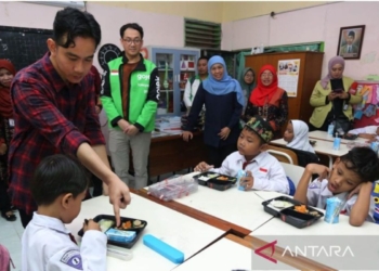 Gibran puji uji coba pemberian makan siang gratis di Surabaya