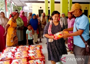 Ratusan warga di Situbondo terima bantuan sembako dari perusahaan