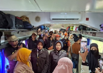Penumpang kereta api di Jember nyanyikan lagu kebangsaan di atas kereta