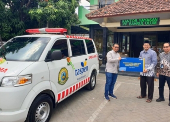 Taspen serahkan ambulans program TJSL untuk Ponpes Bahrul Ulum Jombang