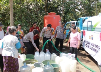 Polisi distribusikan bantuan air bersih di Desa Plalangan Jember