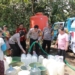 Polisi distribusikan bantuan air bersih di Desa Plalangan Jember