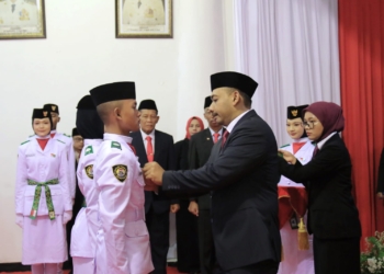 Jelang Upacara Peringatan HUT Ke 79 RI, Bupati Ngawi Kukuhkan 54 Anggota Paskibraka