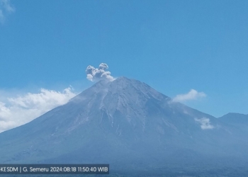 Gunung Semeru erupsi lontarkan abu vulkanik setinggi 700 meter