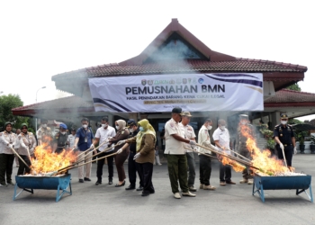 Pemusnahan BMN Hasil Penindakan Barang Kena Cukai Ilegal oleh KPPBC Tipe Madya Pabean C Madiun di Pendopo Wedya