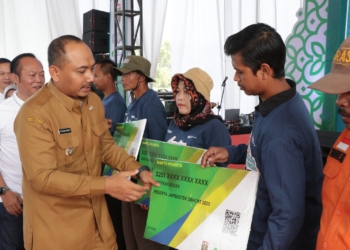 Negara Hadir, Pemkab Ngawi Luncurkan Jaminan Sosial Ketenagakerjaan dan Gelar Pasar Murah