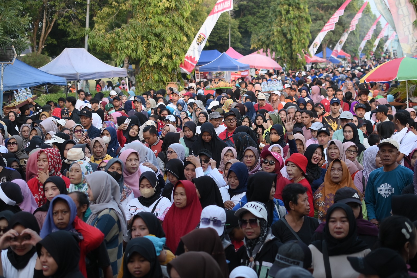 Semarak Hari Koperasi ke-78, Pemkab Ngawi Gelar Jalan Sehat dan Pameran UMKM di Alun-Alun Merdeka