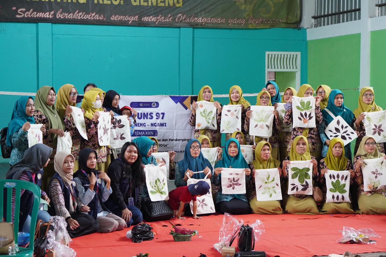 KKN 97 UNS Dorong Pertumbuhan Ekonomi Kreatif Desa Geneng Melalui Pelatihan Ecoprint dan Lilin Aromaterapi