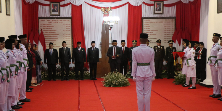 Dikukuhkan Jelang HUT ke-81 RI, 42 Paskibra Ngawi Siap Kibarkan Bendera Merah Putih